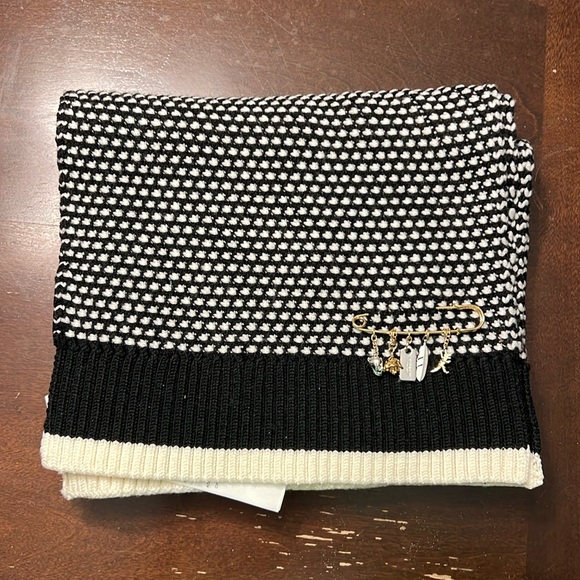 Coach Knit Charm scarf - Picture 1 of 5
